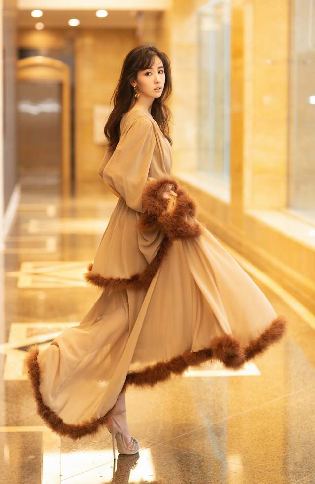 终于等到陈都灵长大了,现在虽然没以前清纯却带来了高级妖媚感