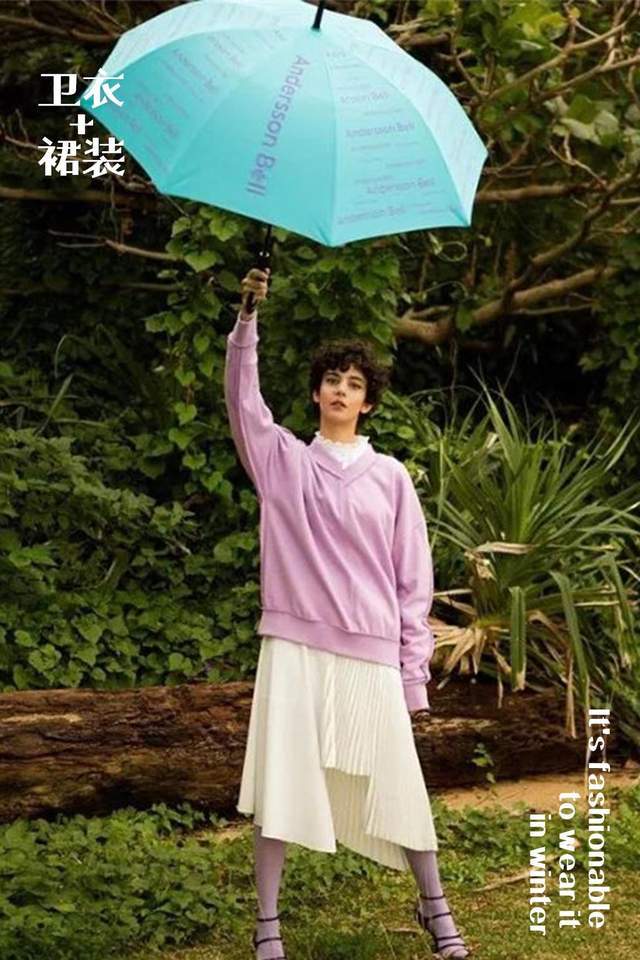 入冬以后穿卫衣搭配裙装,时尚好看还优雅