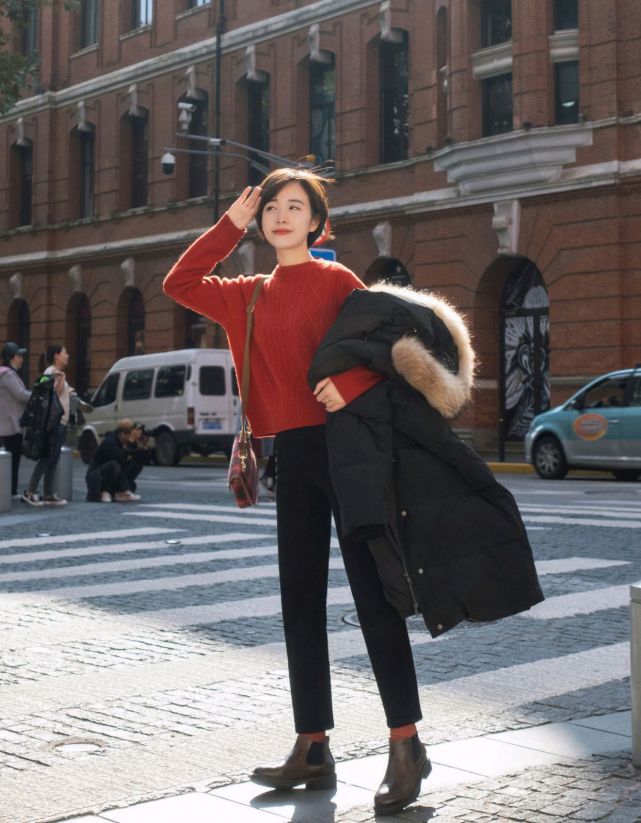 日常穿搭怎么穿才高级？没必要装嫩，简约的针织衫穿搭就很不错