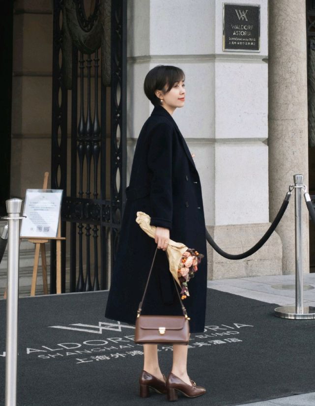 日常穿搭怎么穿才高级？没必要装嫩，简约的针织衫穿搭就很不错