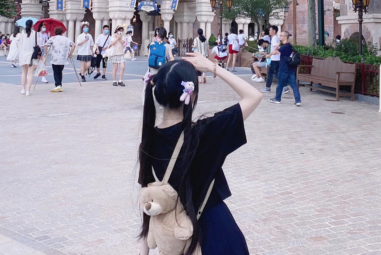 蔡萝莉偷偷点赞，一年都没碰过的衣服，又有想法了？