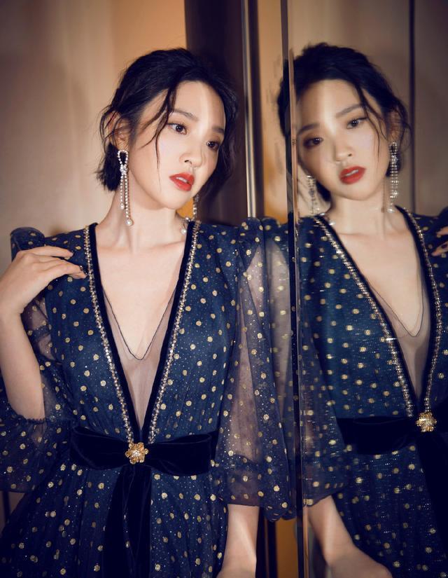 唐艺昕穿深V波点纱裙,气质和甜美长相不搭,张若昀怎么不管管?