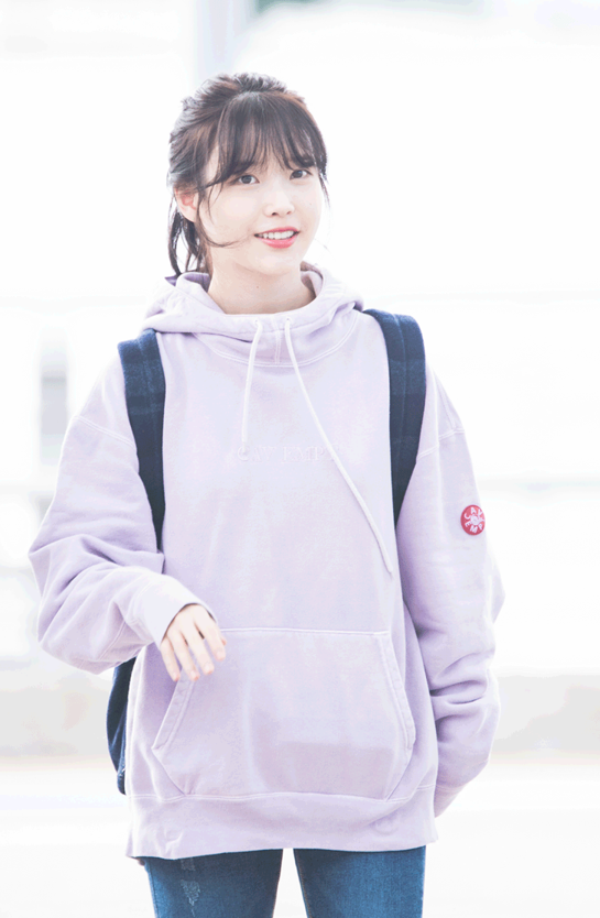 出道12年的IU如今27岁美貌也没下线,成熟、清纯风格全都能驾驭