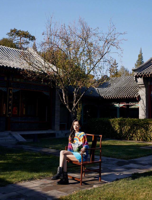 带货女王杨幂因带钻石口罩又登上了社交平台热搜
