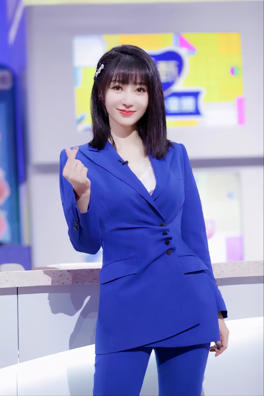 40岁柳岩走萝莉风“脏脏”发搭配蓬松衫 坐姿宛如少女