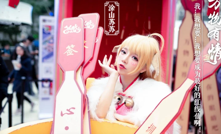 谁才是网红界第一萝莉？同一主题风格PK，蔡萝莉碾压王奕萌