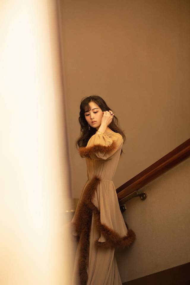 终于等到陈都灵长大了,现在虽然没以前清纯却带来了高级妖媚感