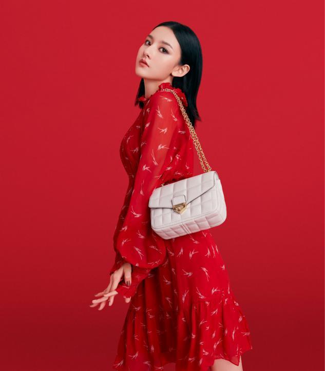 宋祖儿穿绿色毛衣裙配大卷短发，复古魅力又有女人味