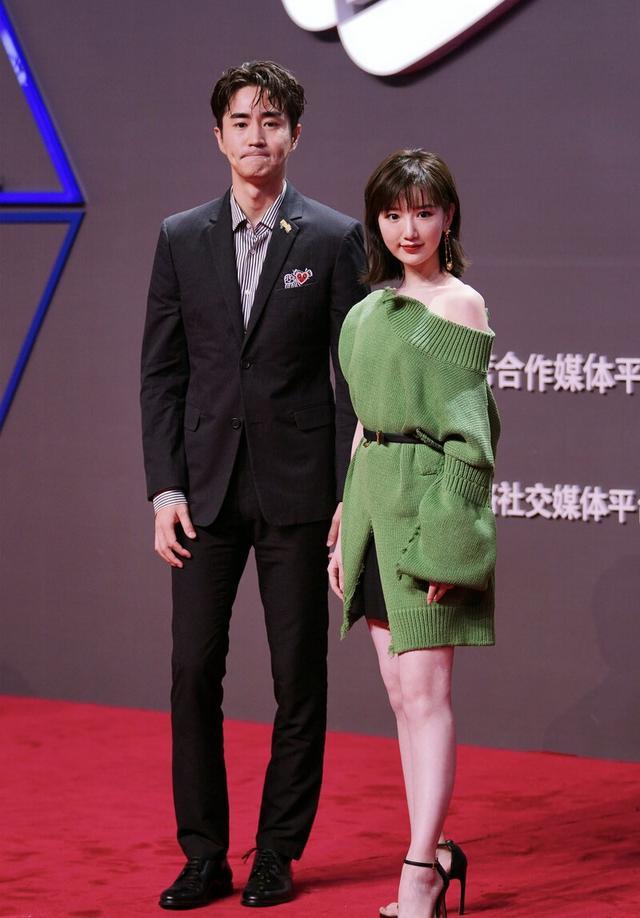 毛晓彤针织衫还要斜着穿，秀一边肩膀一般人难驾驭