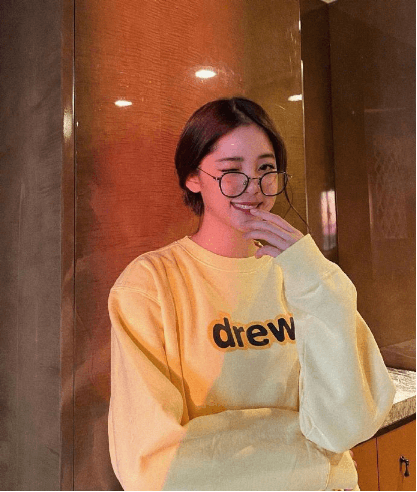 欧阳娜娜真是青春范穿搭的代表，明媚的配色和休闲款的式惹人爱