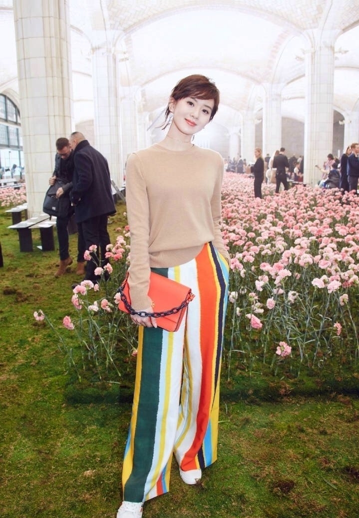 彩色阔腿裤也非常时尚，尽显明媚气息