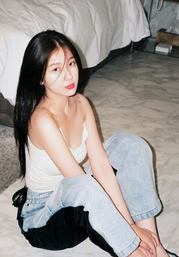 虞书欣“Z字蹲”火了，腿上挤不出一丝赘肉，体重超百模仿不来