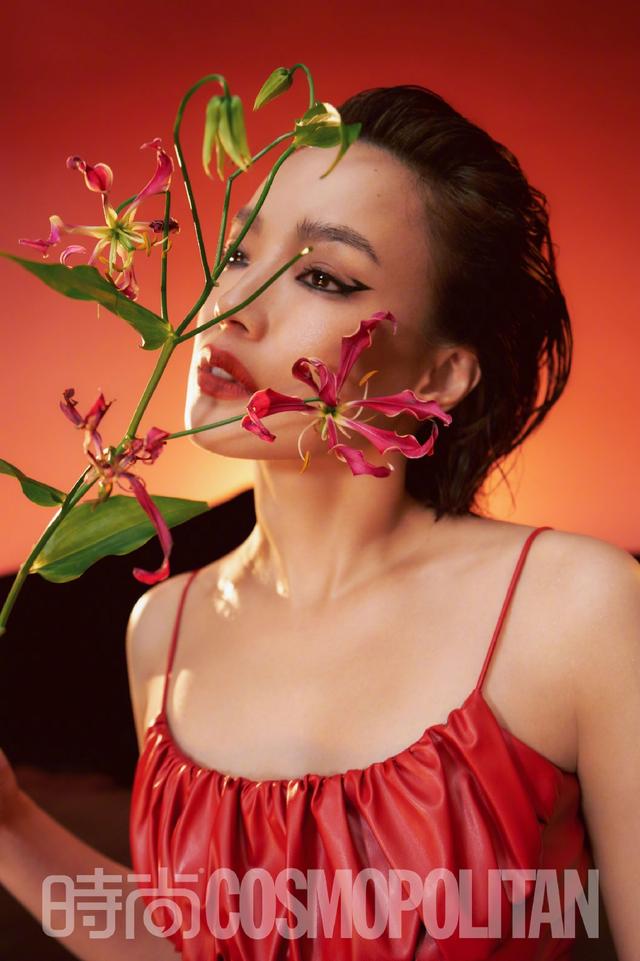 舒淇最新时尚画报解锁最潮造型,湿发红唇魅力十足