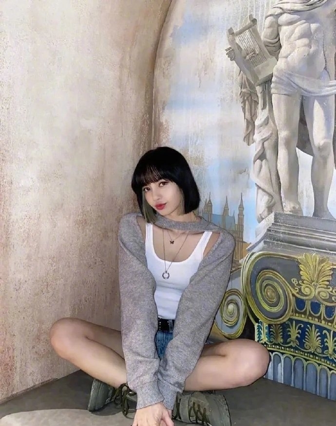 LISA的黑茶色短发超显白