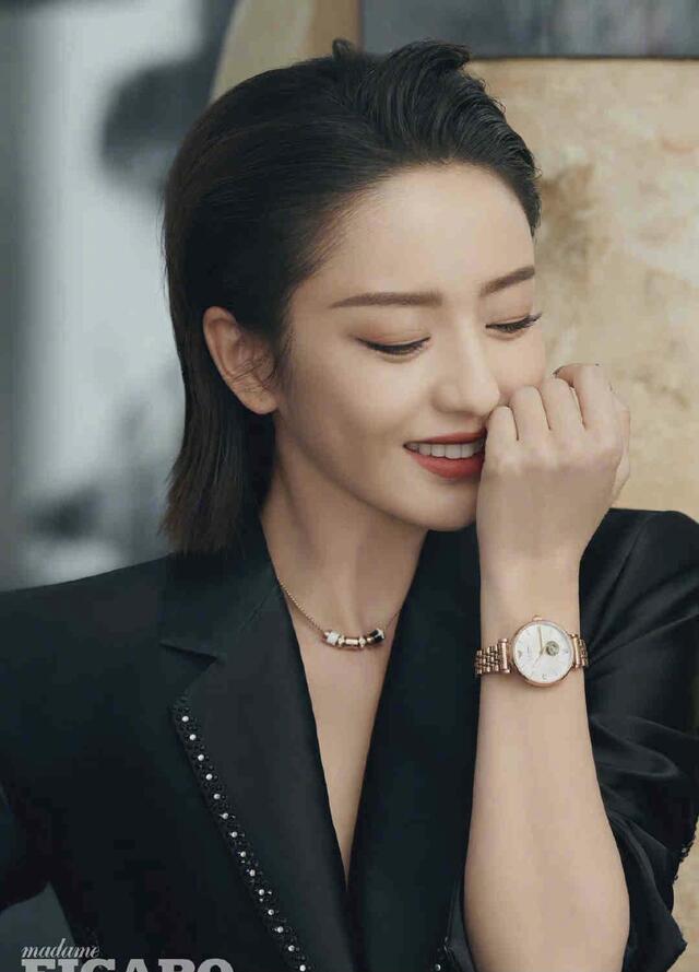 佟丽娅时尚封面太酷,西装搭肩头飙爽十足,性感黑色无尽风情