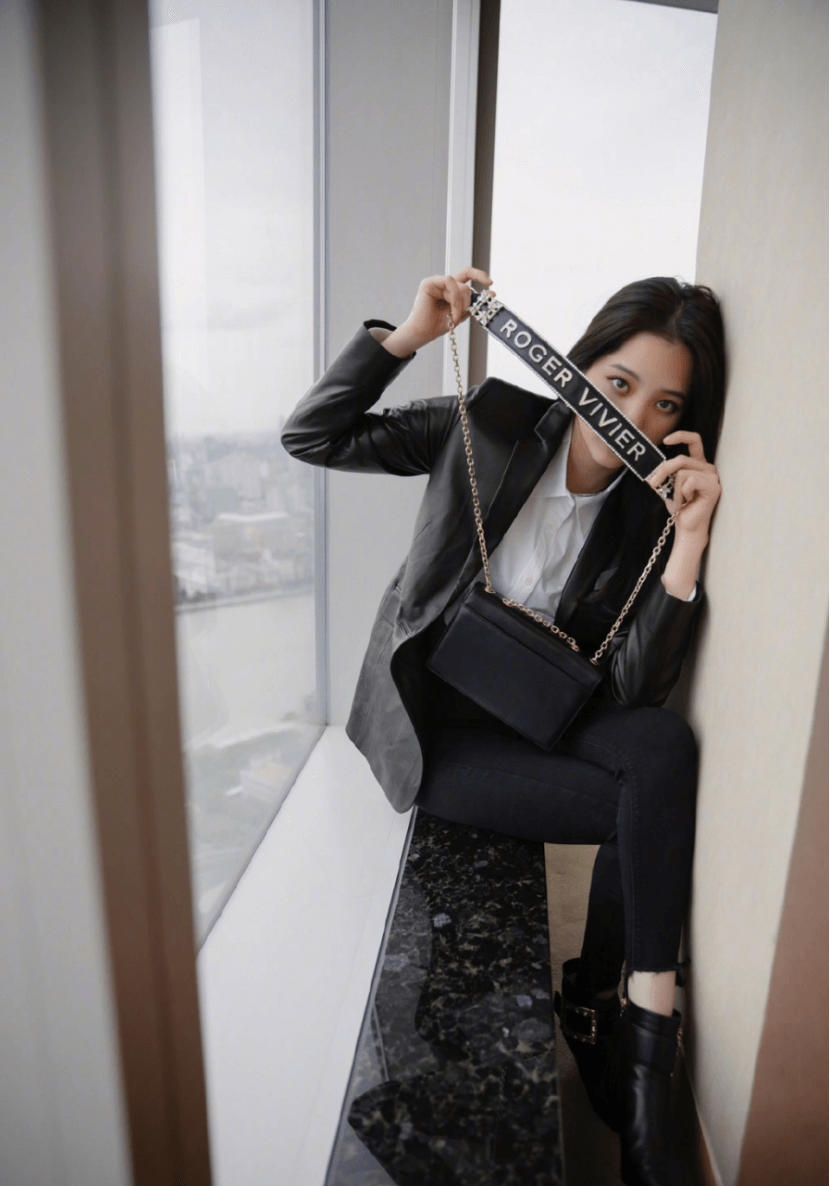 欧阳娜娜真是青春范穿搭的代表，明媚的配色和休闲款的式惹人爱