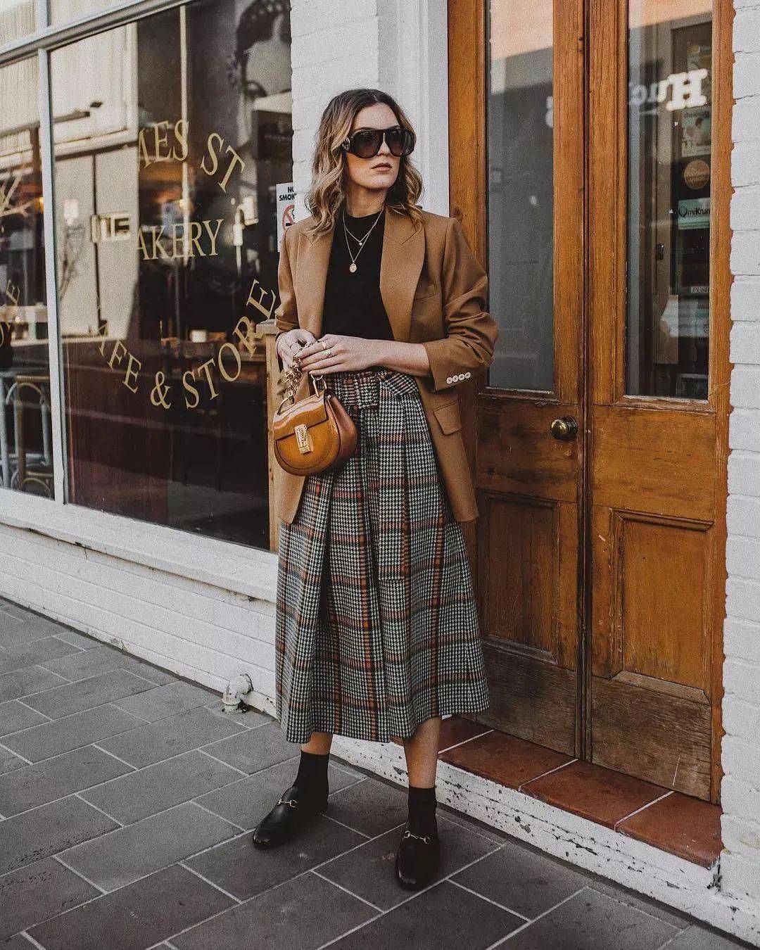 最常见的“露袜”穿法:运动鞋 + 袜子