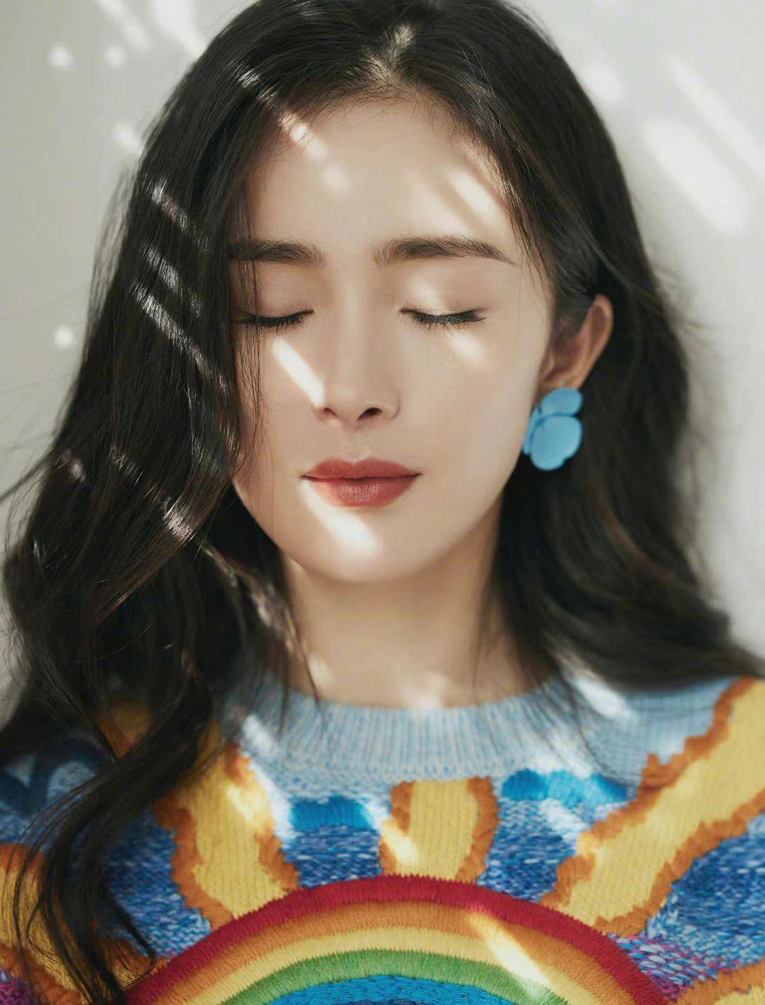 杨幂穿彩虹色系印花毛衣亮相，明媚又温暖