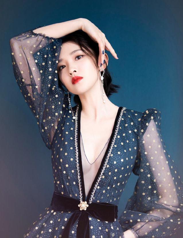 唐艺昕穿深V波点纱裙,气质和甜美长相不搭,张若昀怎么不管管?