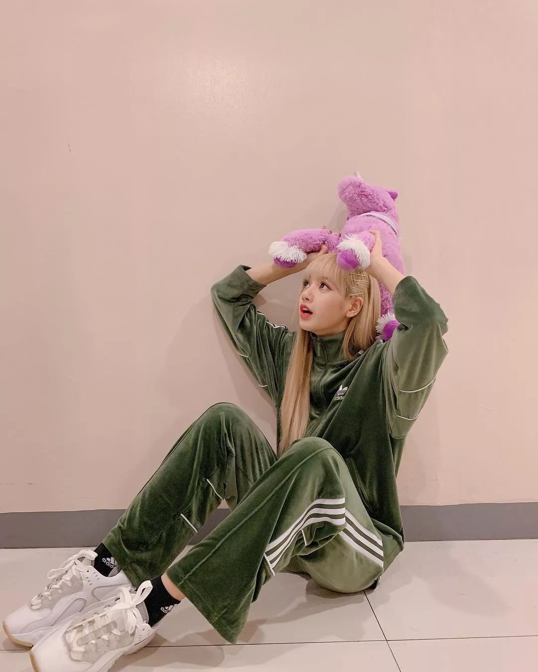 谭松韵、张含韵穿上丝绒裙秒变少女,美到开挂了