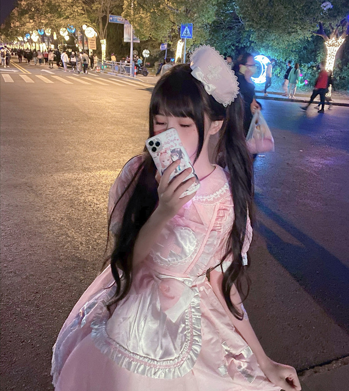 自黑第一人?蔡萝莉晒男友视角照片,被拍成1米1也敢发出来