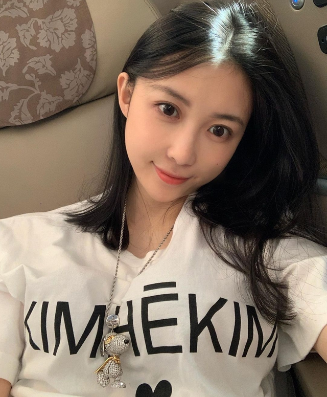 宣云晒自拍，靠在沙发上显慵懒，五官秀气获老公潘玮柏点赞