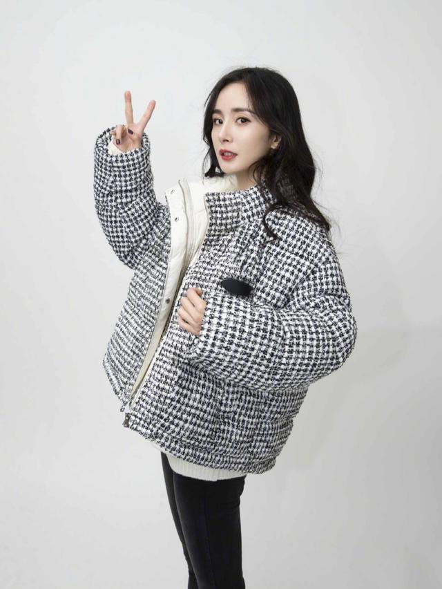 带货女王杨幂因带钻石口罩又登上了社交平台热搜