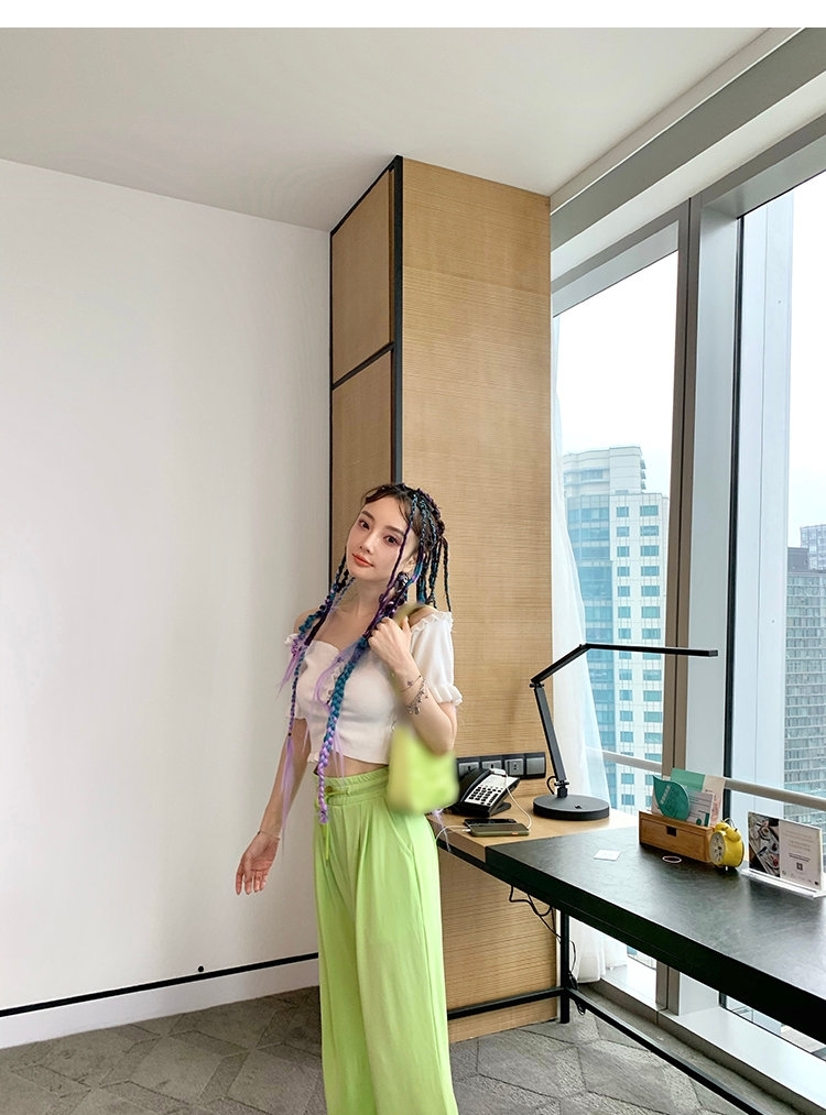 彩色阔腿裤也非常时尚，尽显明媚气息