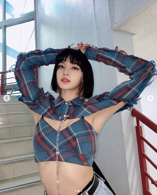 “人间芭比”LISA上衣镂空抬手秀火辣曲线,搭配性感百褶短裙太撩人