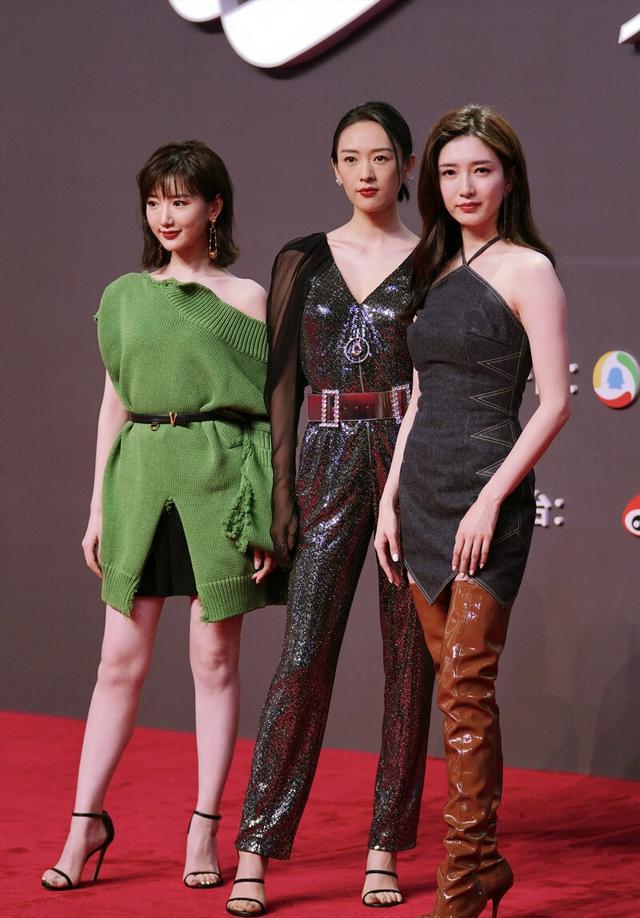 毛晓彤针织衫还要斜着穿，秀一边肩膀一般人难驾驭