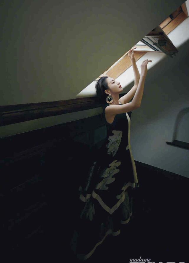 佟丽娅时尚封面太酷,西装搭肩头飙爽十足,性感黑色无尽风情