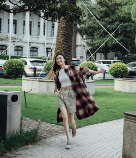 当倪妮换上“爸爸裤”，这腿比电棒还细