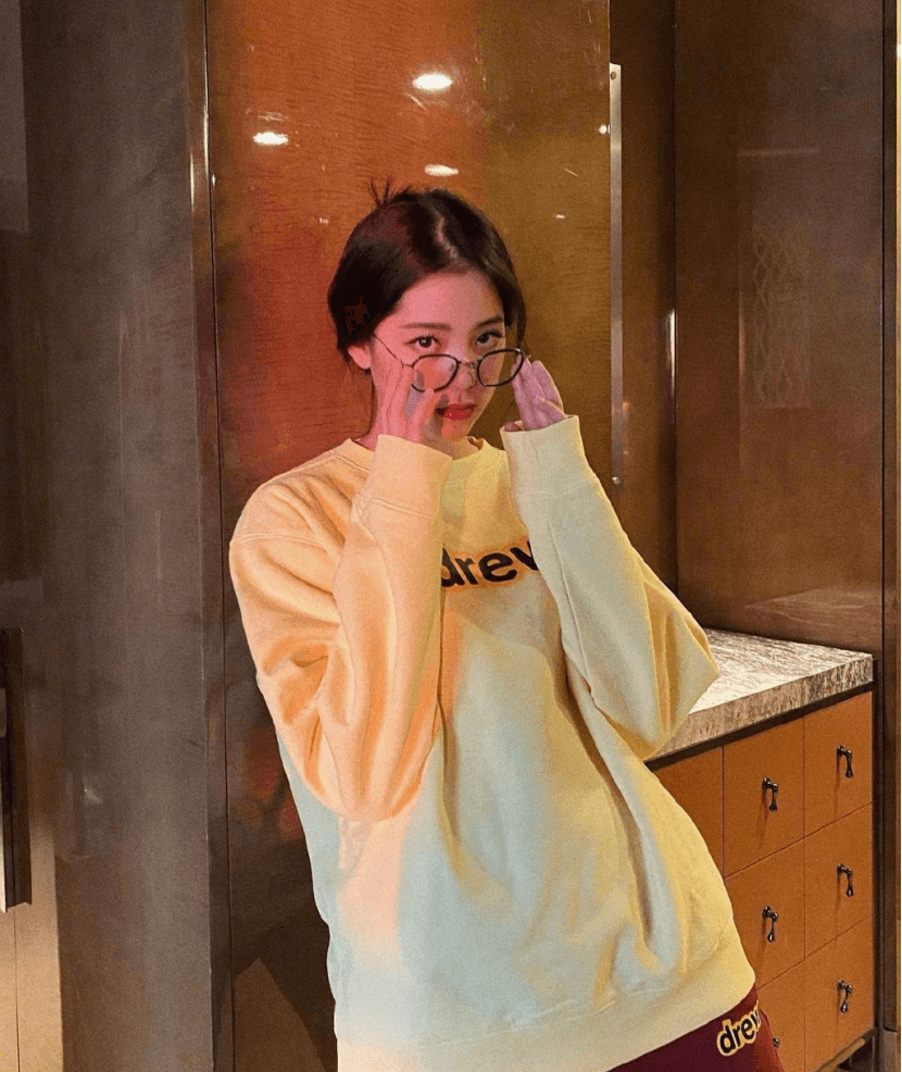 欧阳娜娜真是青春范穿搭的代表，明媚的配色和休闲款的式惹人爱