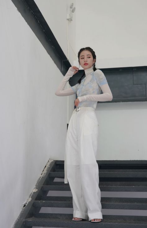 周雨彤私服“咸鱼身”意外惹人爱,原来瘦子才是真好看
