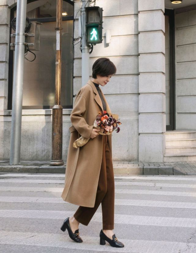 日常穿搭怎么穿才高级？没必要装嫩，简约的针织衫穿搭就很不错