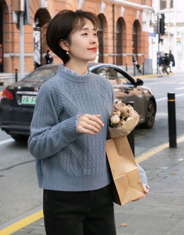 日常穿搭怎么穿才高级？没必要装嫩，简约的针织衫穿搭就很不错
