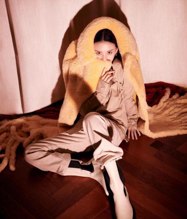 宋祖儿穿绿色毛衣裙配大卷短发，复古魅力又有女人味