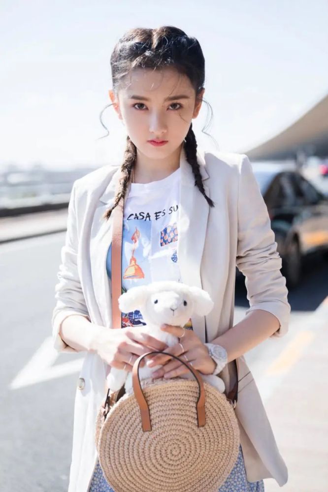 宋祖儿休闲小西服搭碎花半身裙，满屏都是少女感