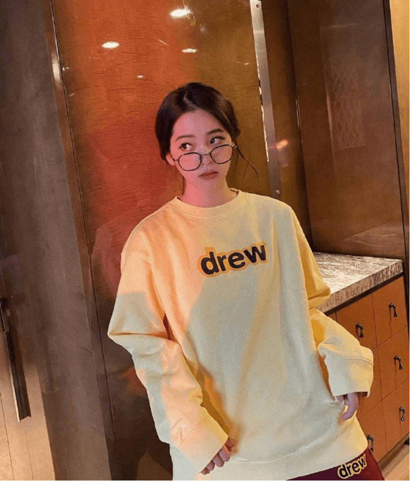 欧阳娜娜真是青春范穿搭的代表，明媚的配色和休闲款的式惹人爱