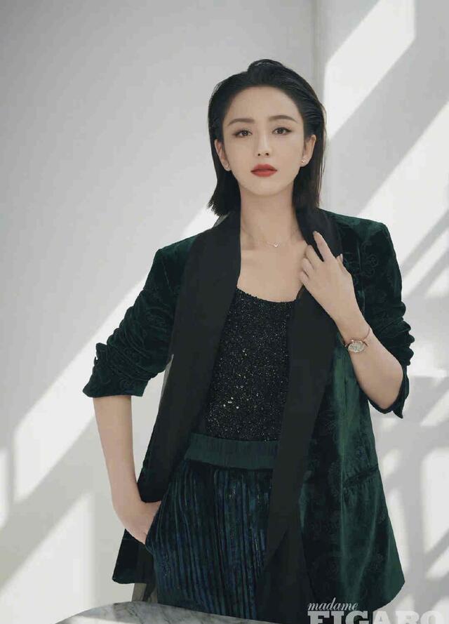 佟丽娅时尚封面太酷,西装搭肩头飙爽十足,性感黑色无尽风情