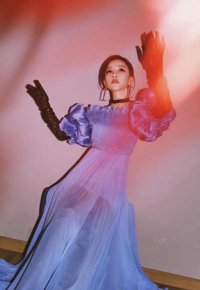 冯提莫穿银色短裙闪耀夺目，真是太高级