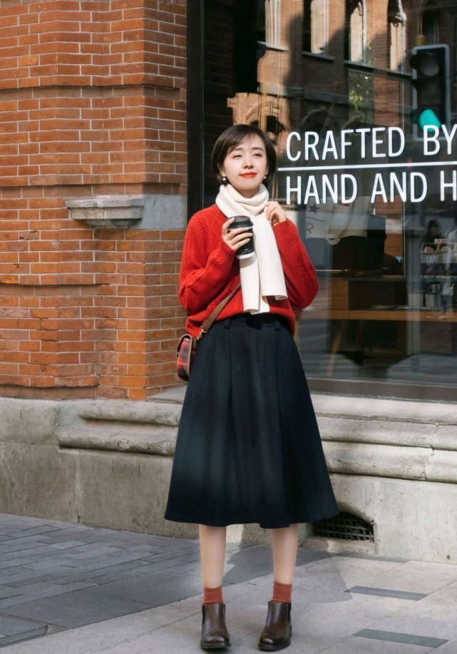 日常穿搭怎么穿才高级？没必要装嫩，简约的针织衫穿搭就很不错