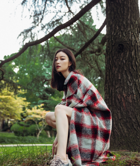 当倪妮换上“爸爸裤”，这腿比电棒还细