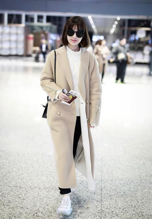 毛晓彤燕麦色大衣配“卷边裤”真会穿