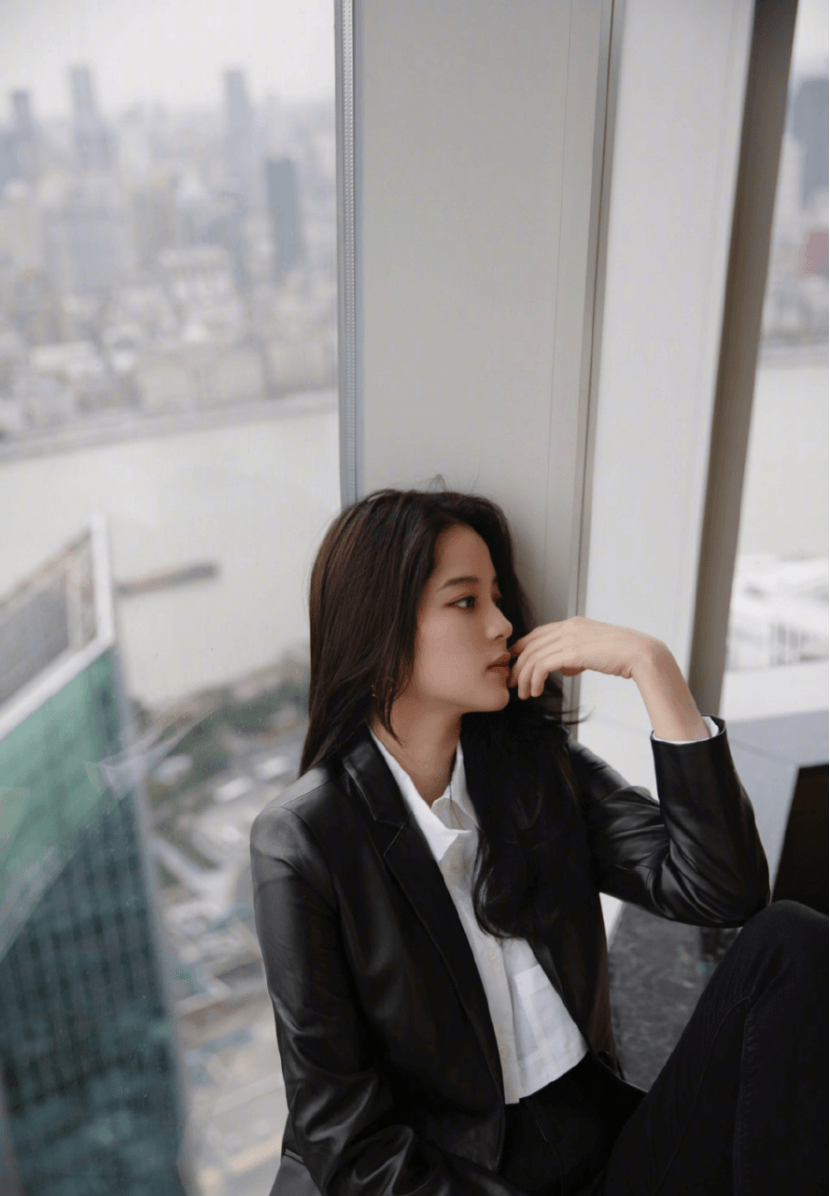 欧阳娜娜真是青春范穿搭的代表，明媚的配色和休闲款的式惹人爱