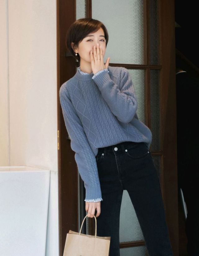 日常穿搭怎么穿才高级？没必要装嫩，简约的针织衫穿搭就很不错