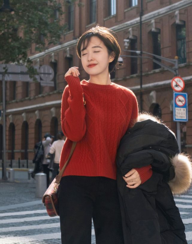 日常穿搭怎么穿才高级？没必要装嫩，简约的针织衫穿搭就很不错