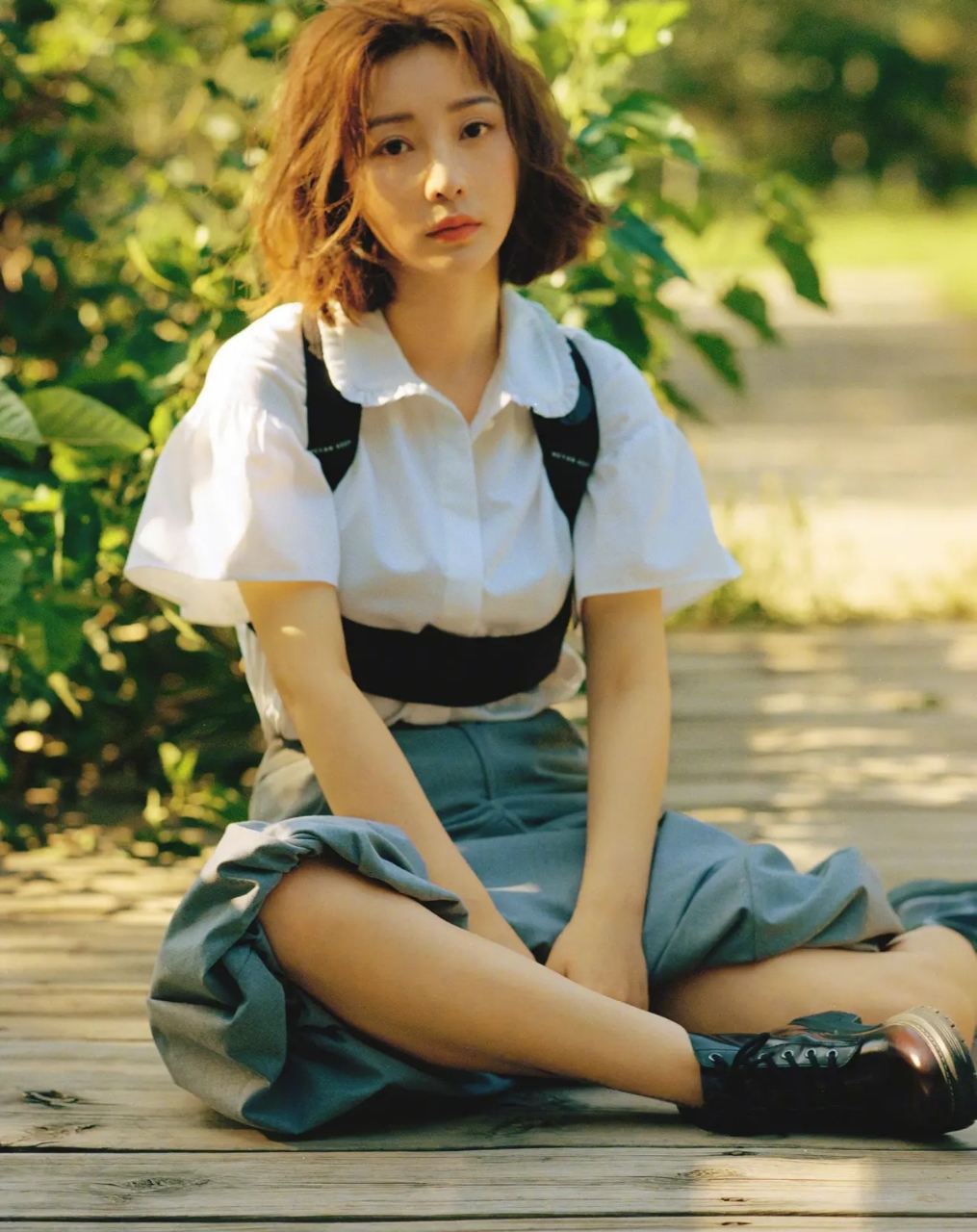 40岁柳岩走萝莉风“脏脏”发搭配蓬松衫 坐姿宛如少女