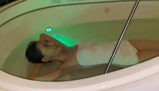 张天爱穿泳装体验漂浮舱,拍摄角度引热议,被指擦边球打得太明显