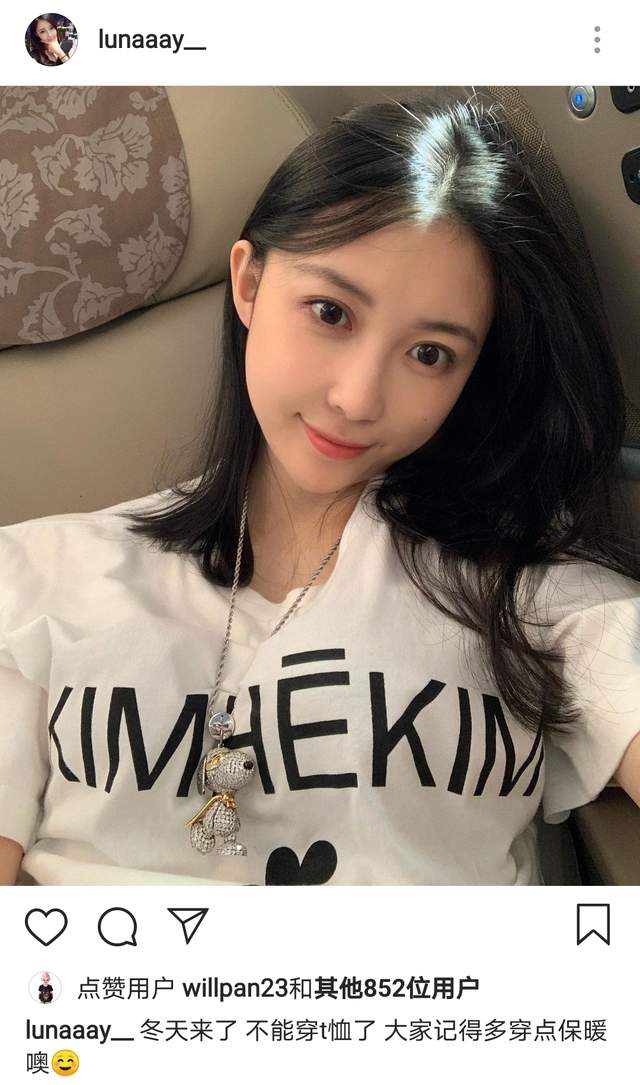 宣云晒自拍，靠在沙发上显慵懒，五官秀气获老公潘玮柏点赞